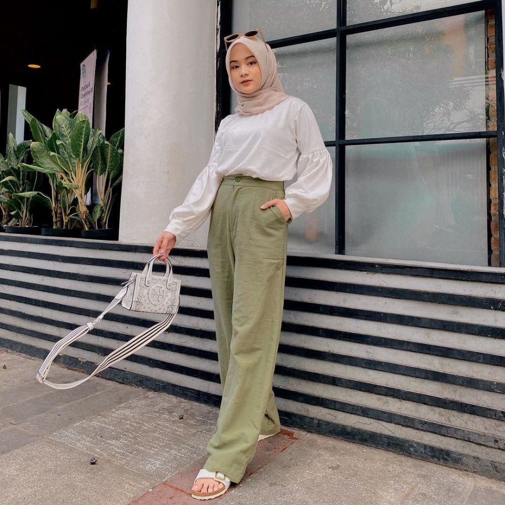 9 OOTD Hangout dengan Celana Kulot ala Alifhia Fitri, Stylish!