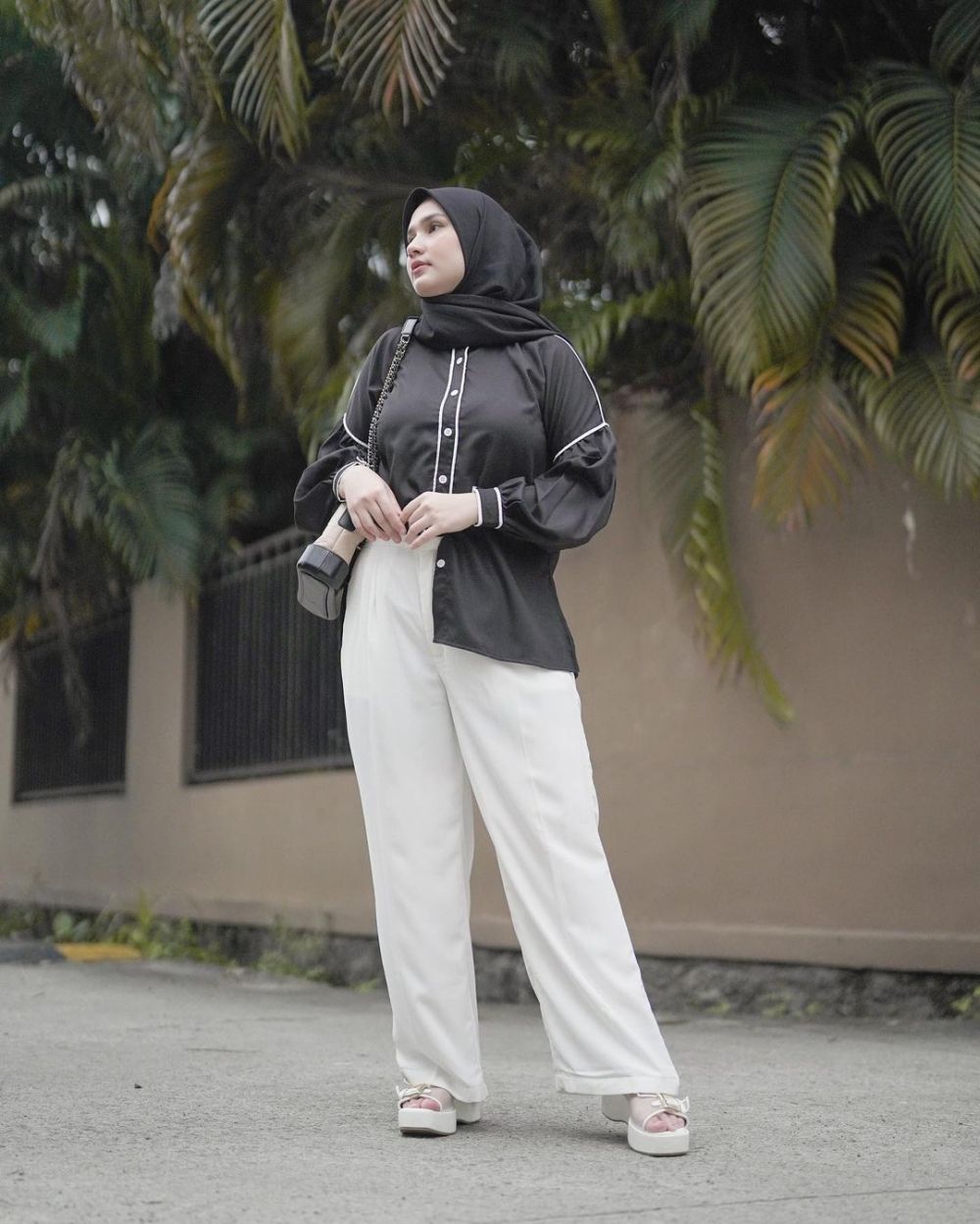 9 Ide Office Look Hijab ala Dwi Handayani yang Simpel Modis dan Kece