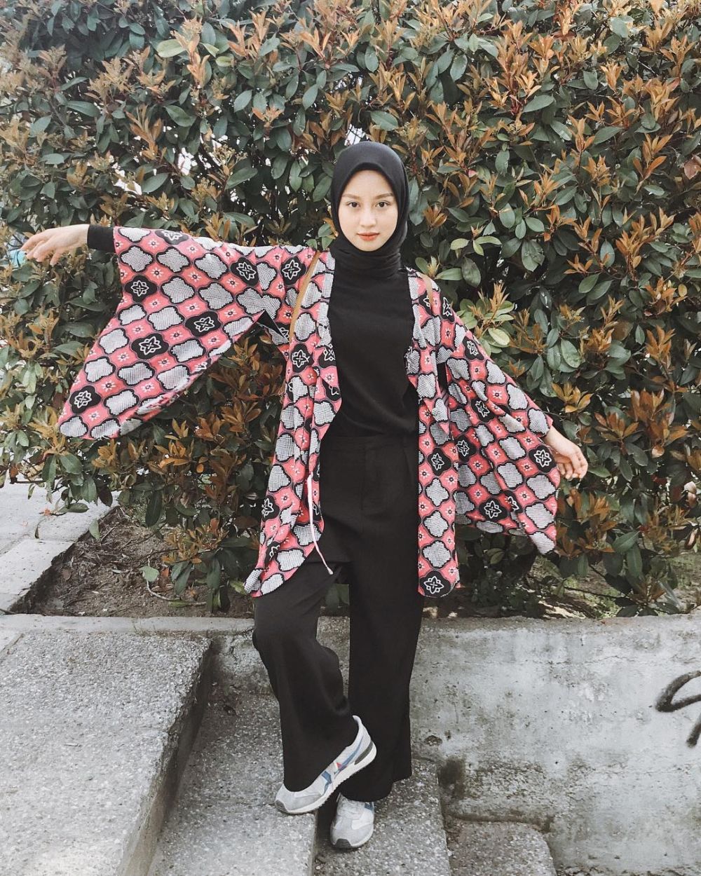 9 OOTD Hijab Simpel ke Kampus ala Gita Savitri, Mudah Disontek! 