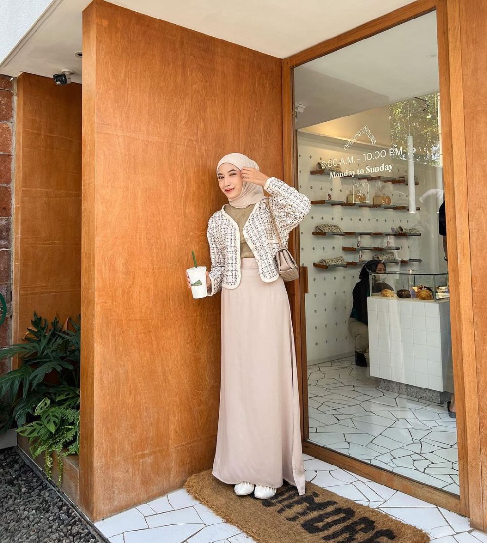 10 Ide Outfit Hijab dan Rok Warna Lembut ala Rafika Rahma 