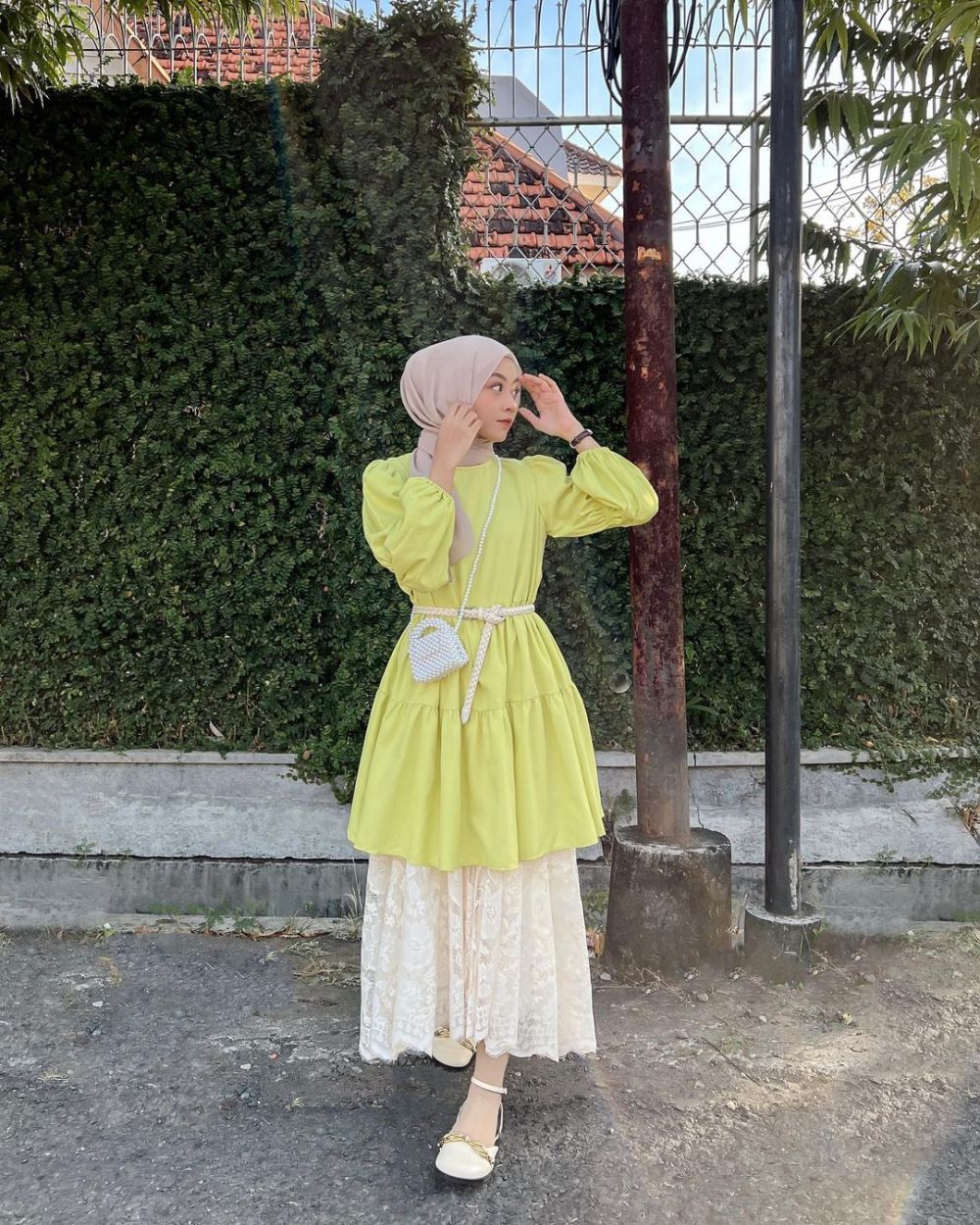 9 Inspirasi Outfit Cewek Kue ala Meirani Amalia Putri, Catchy!