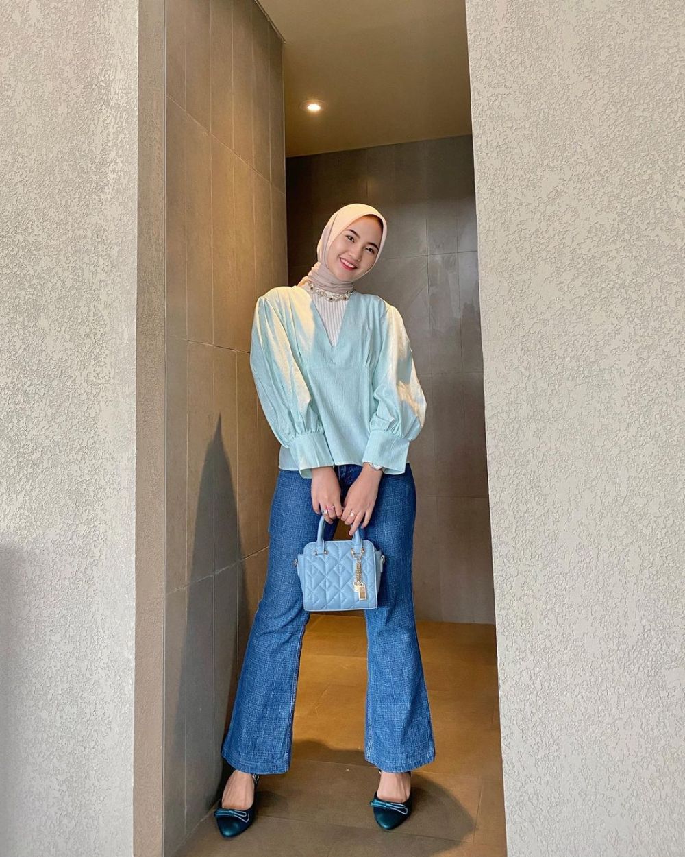 9 Ide Outfit Jalan Santai Simpel Hijab ala Intan Ghazella, Pakai Jeans