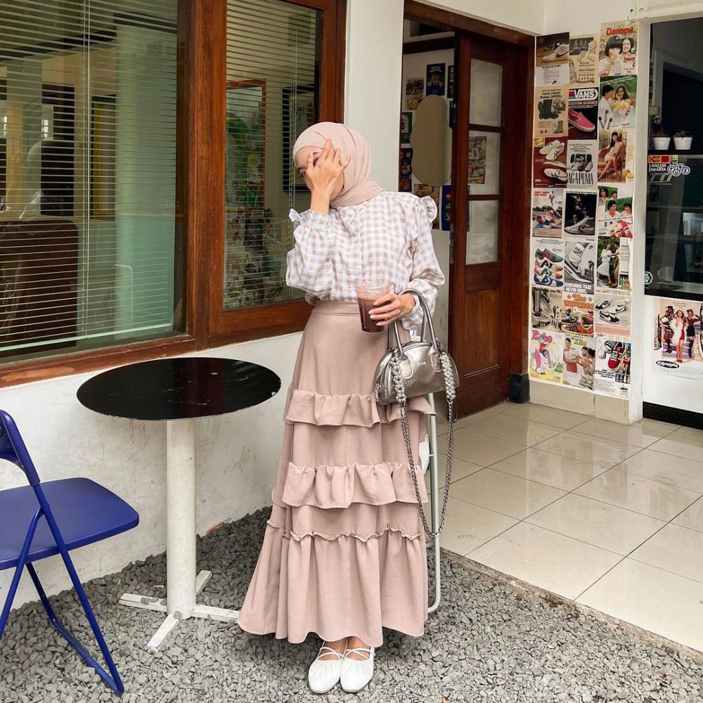 10 Ide Outfit Hijab dan Rok Warna Lembut ala Rafika Rahma 