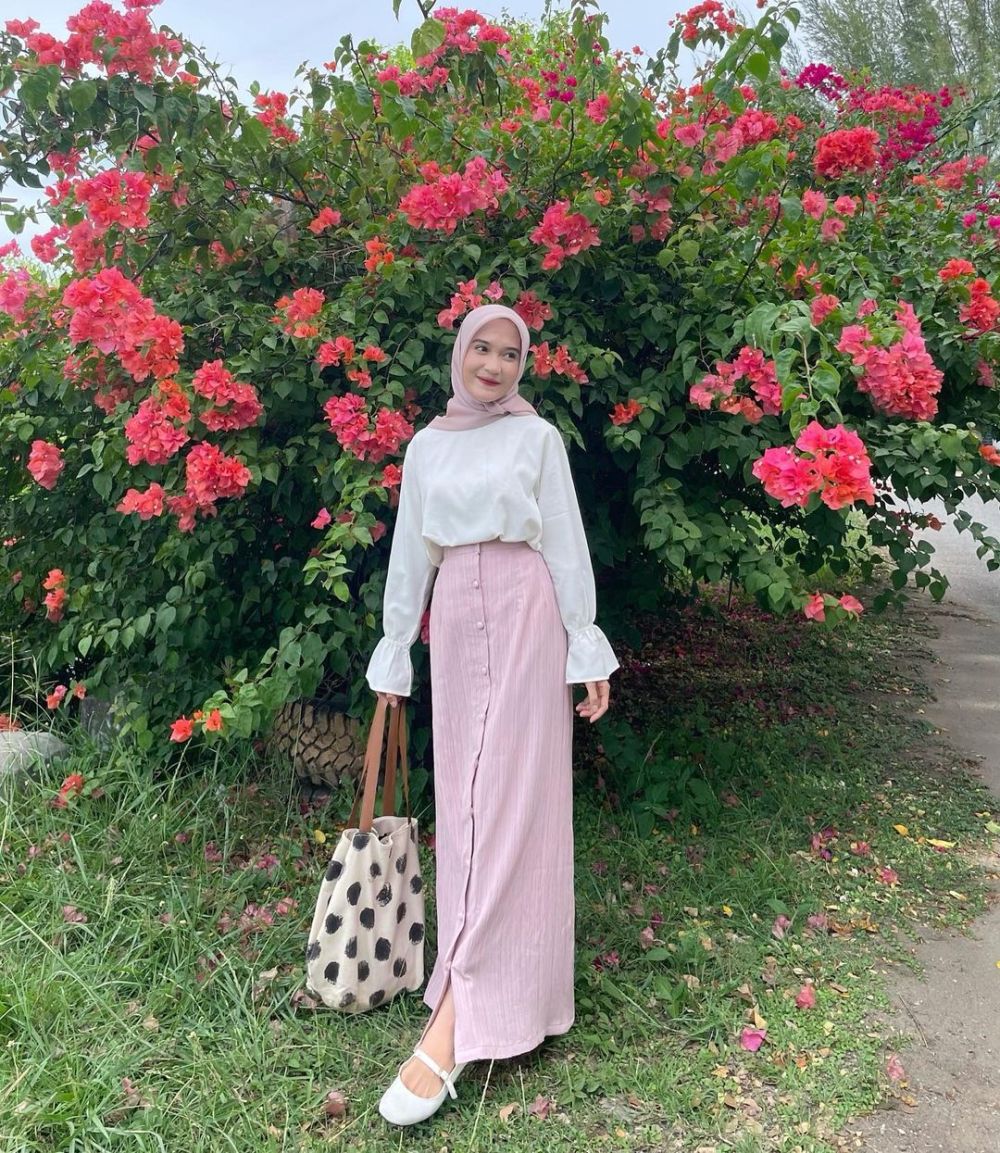 9 Mix and Match OOTD Hijab Nuansa Pink ala Cut Indah Sundari, Anggun!