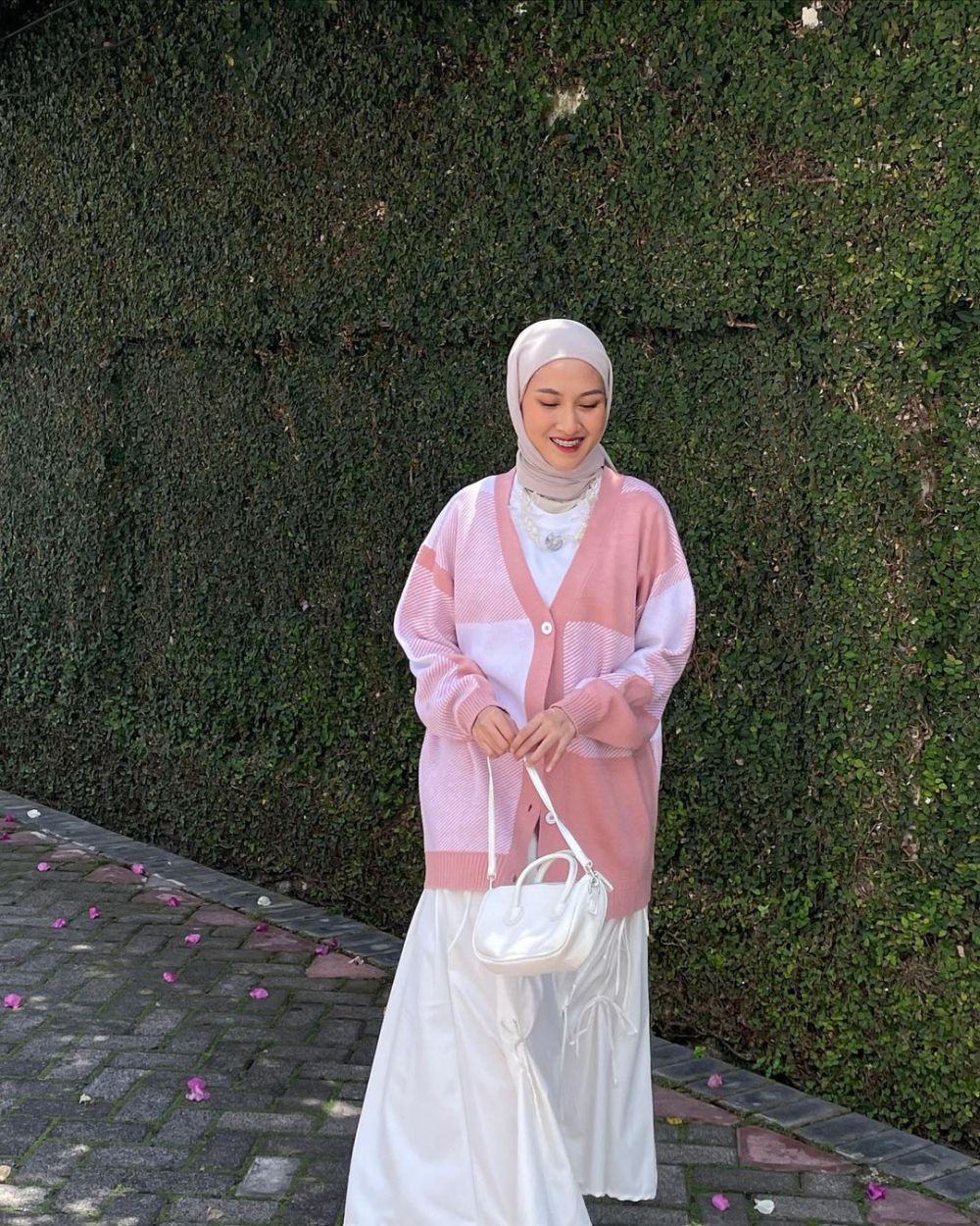9 Ide OOTD Hijab ala Inas Rana dengan Knit Cardigan, Effortless!