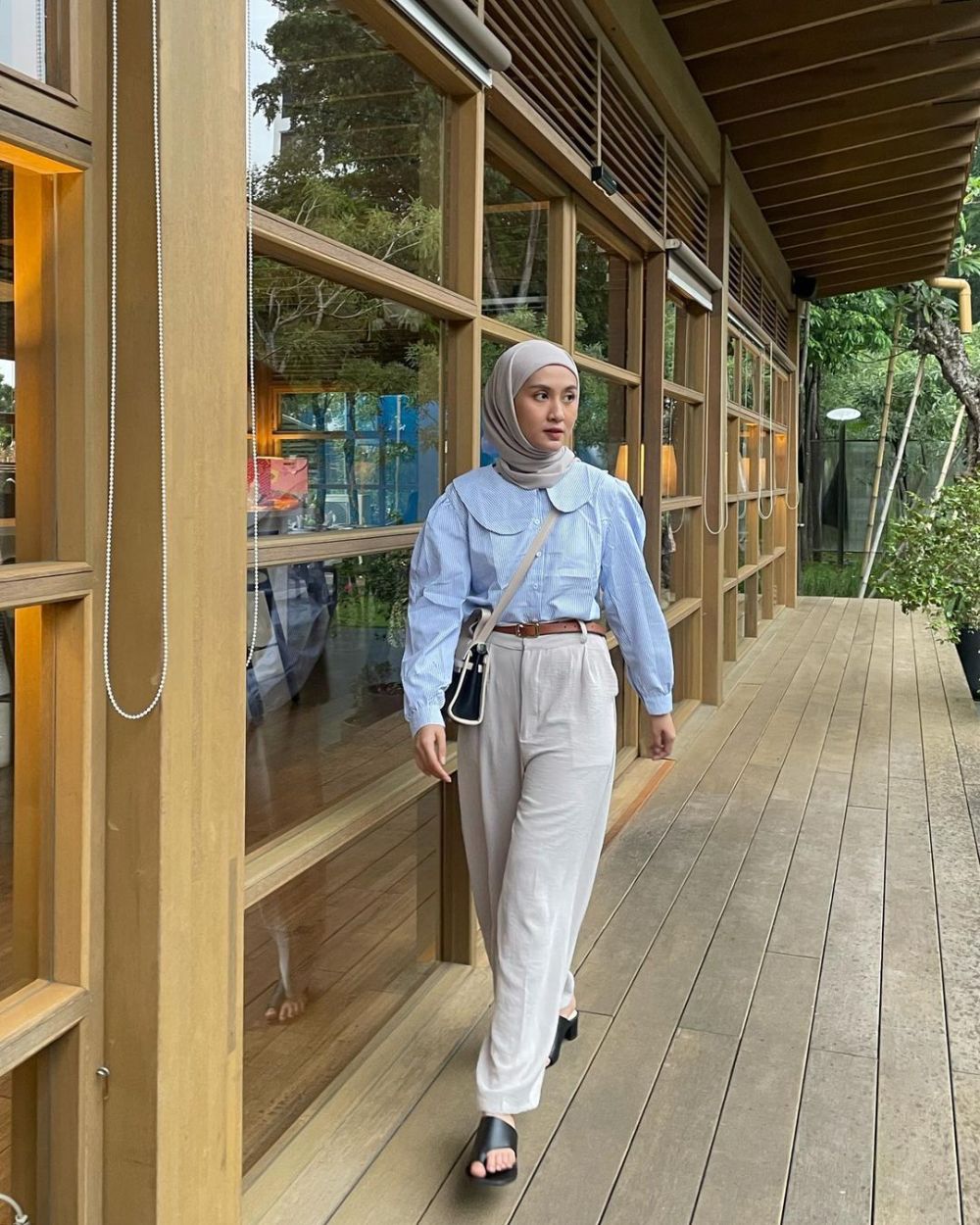 9 Ide Style Outfit Hijab ke Kampus ala Inas Rana Fagastia, Trendi Abis