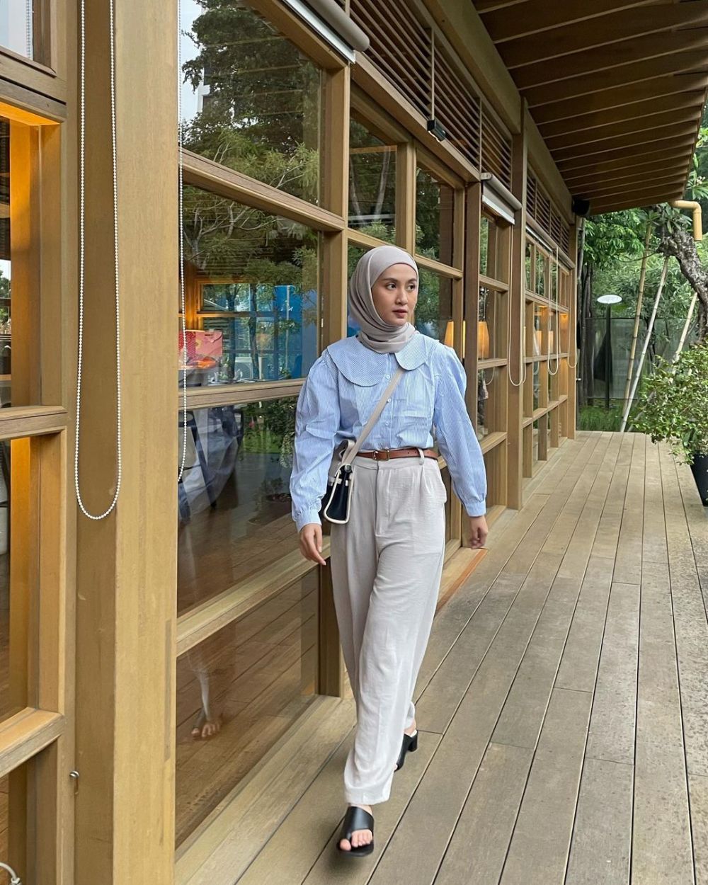 9 Ide Style Outfit Hijab ke Kampus ala Inas Rana Fagastia, Trendi Abis