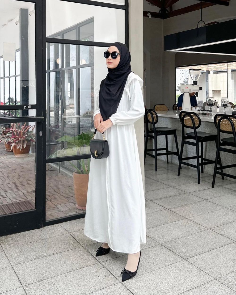 9 Inspirasi Outfit Hijab dengan Dress Putih ala Nyimas Juniar, Anggun!