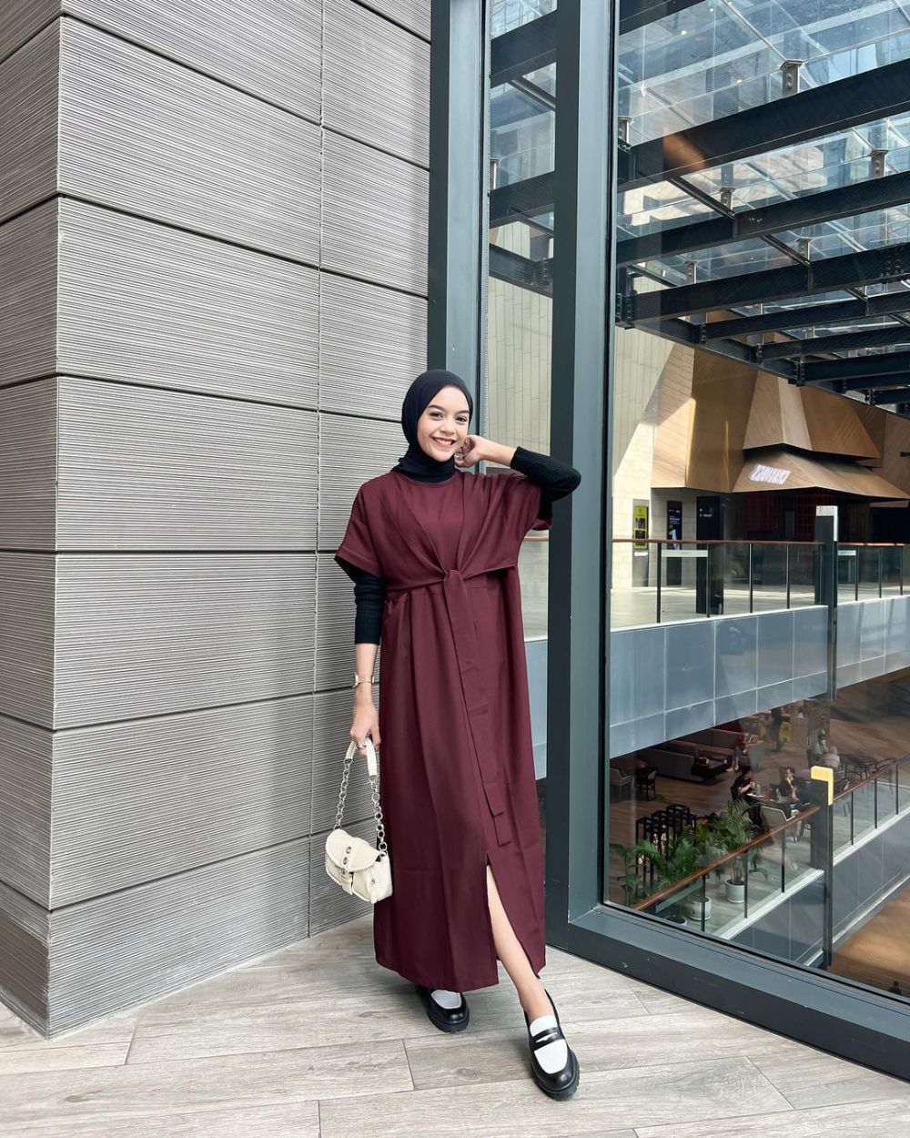 9 Ide Outfit Hijab Acara Formal ala Febiola Nabila, Stunning Abis!