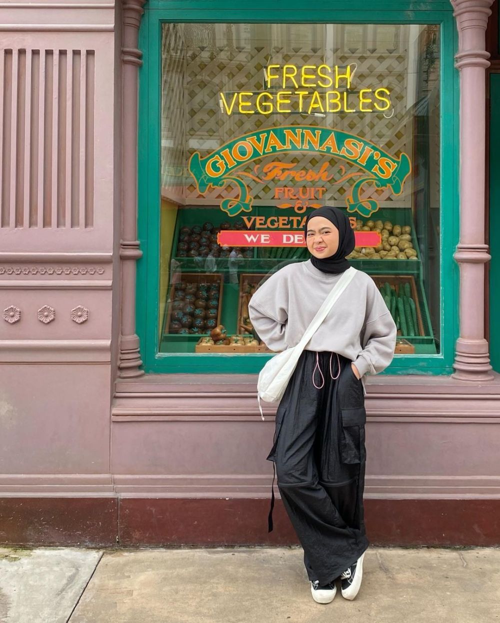 10 Ide Outfit Hijab Sweater ala Maryam Nurul, Simple tapi Kece
