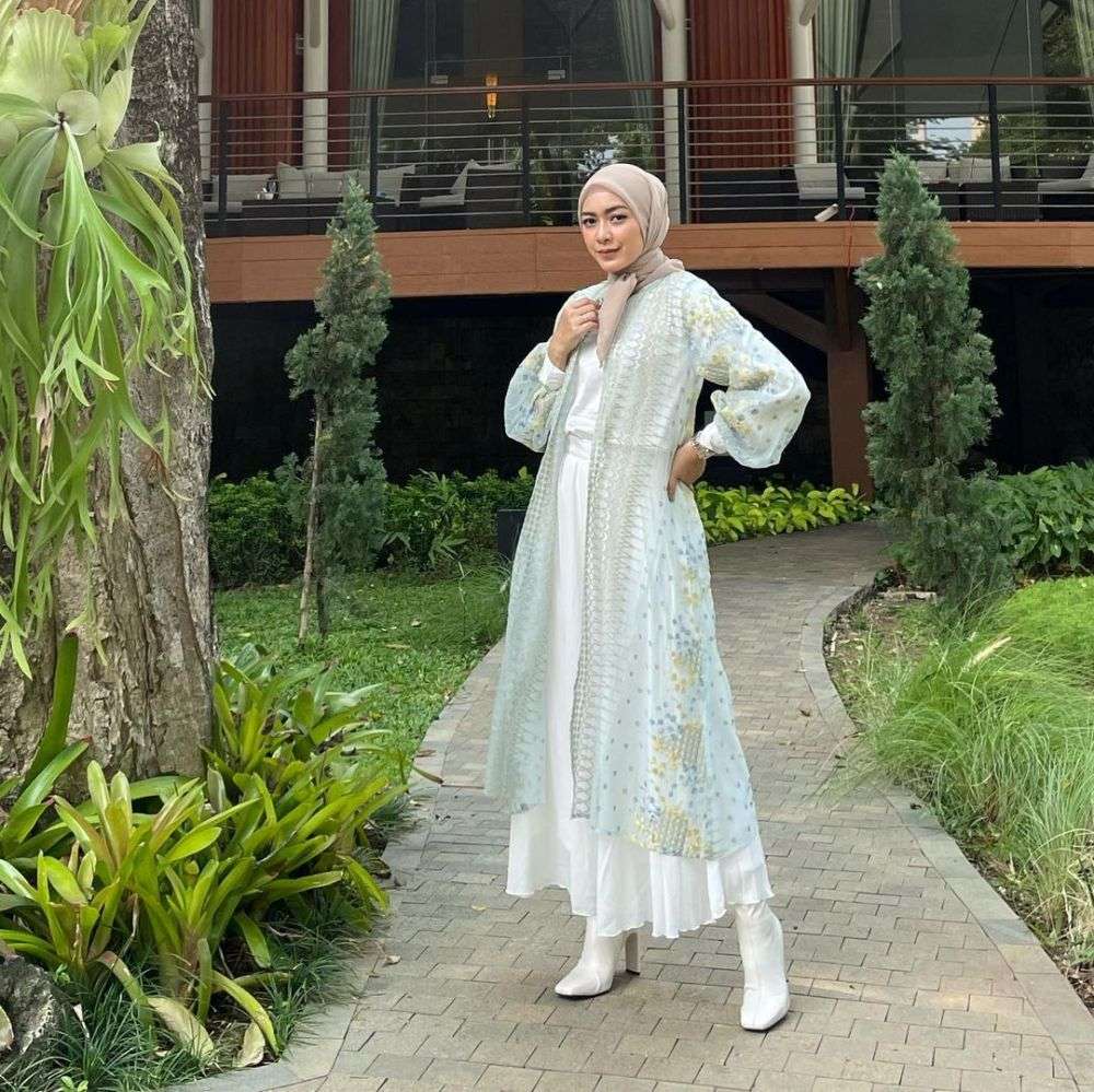 12 Ide Padu Padan Layering Outfit Ala Richa Iskak, Simpel!