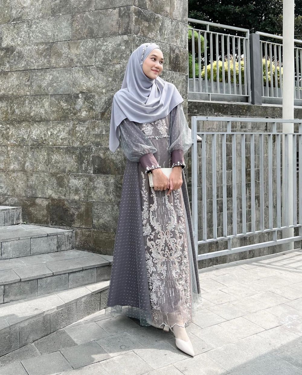 10 Ide OOTD Hijab Dress Kondangan ala Nyimas Juniar, Curi Perhatian