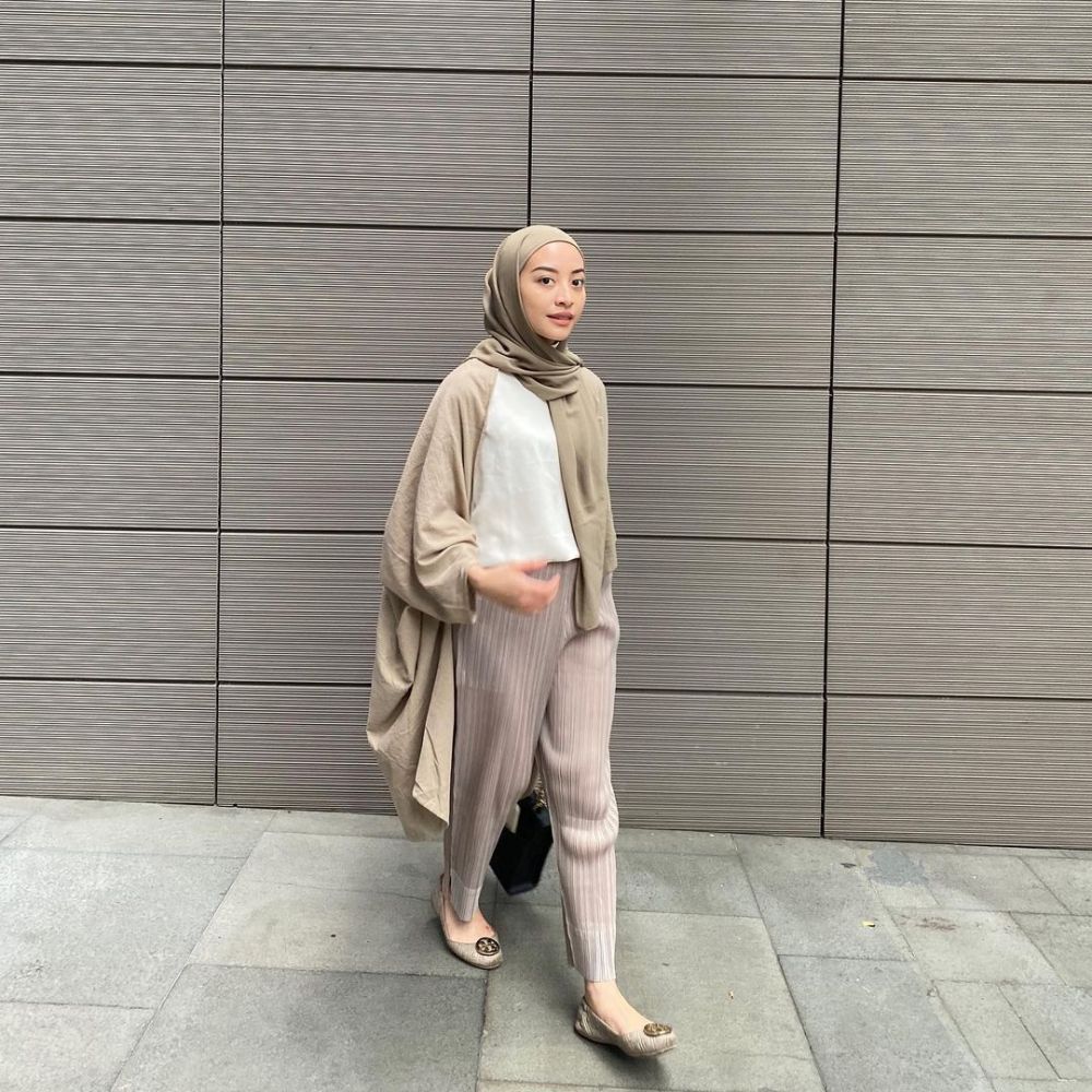 10 Outfit Warna Netral Pergi ke Kantor ala Selebgram Hijab, Manis!