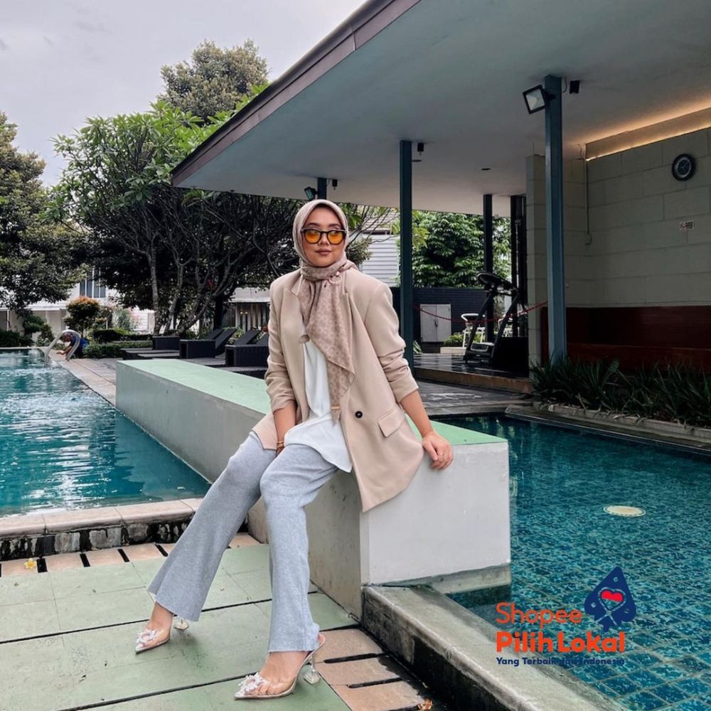 10 Outfit Warna Netral Pergi ke Kantor ala Selebgram Hijab, Manis!