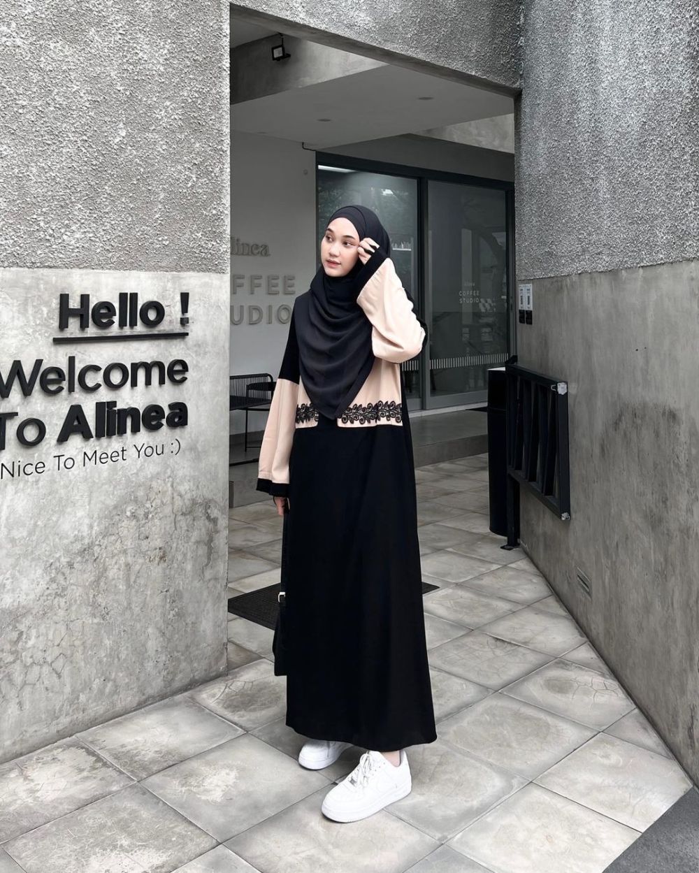10 Ide OOTD Hijab Dress Nuansa Hitam ala Nyimas Juniar, Gayanya Chic!