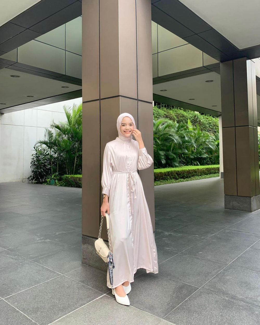 9 Ide Outfit Hijab Acara Formal ala Febiola Nabila, Stunning Abis!