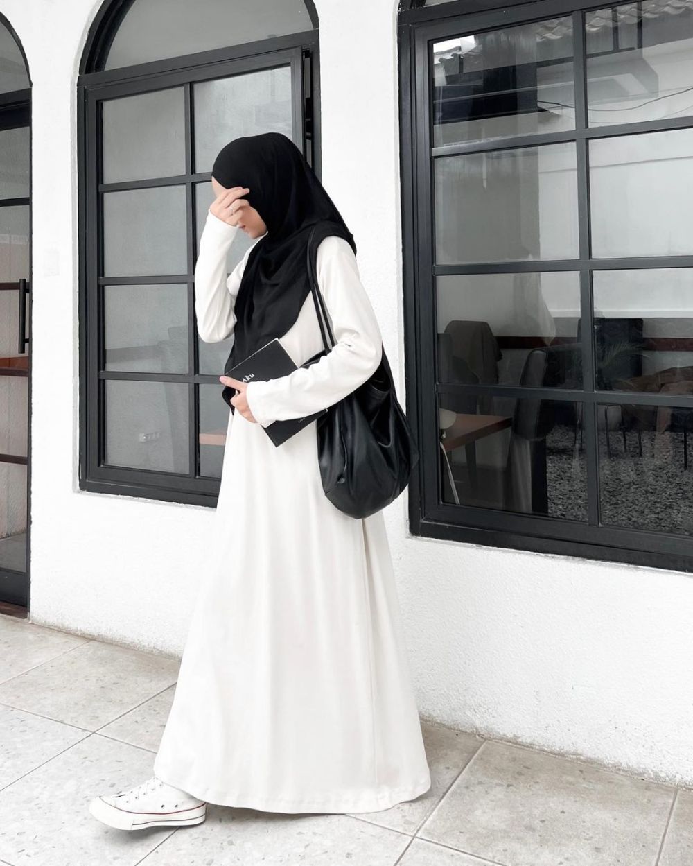 9 Inspirasi Outfit Hijab dengan Dress Putih ala Nyimas Juniar, Anggun!
