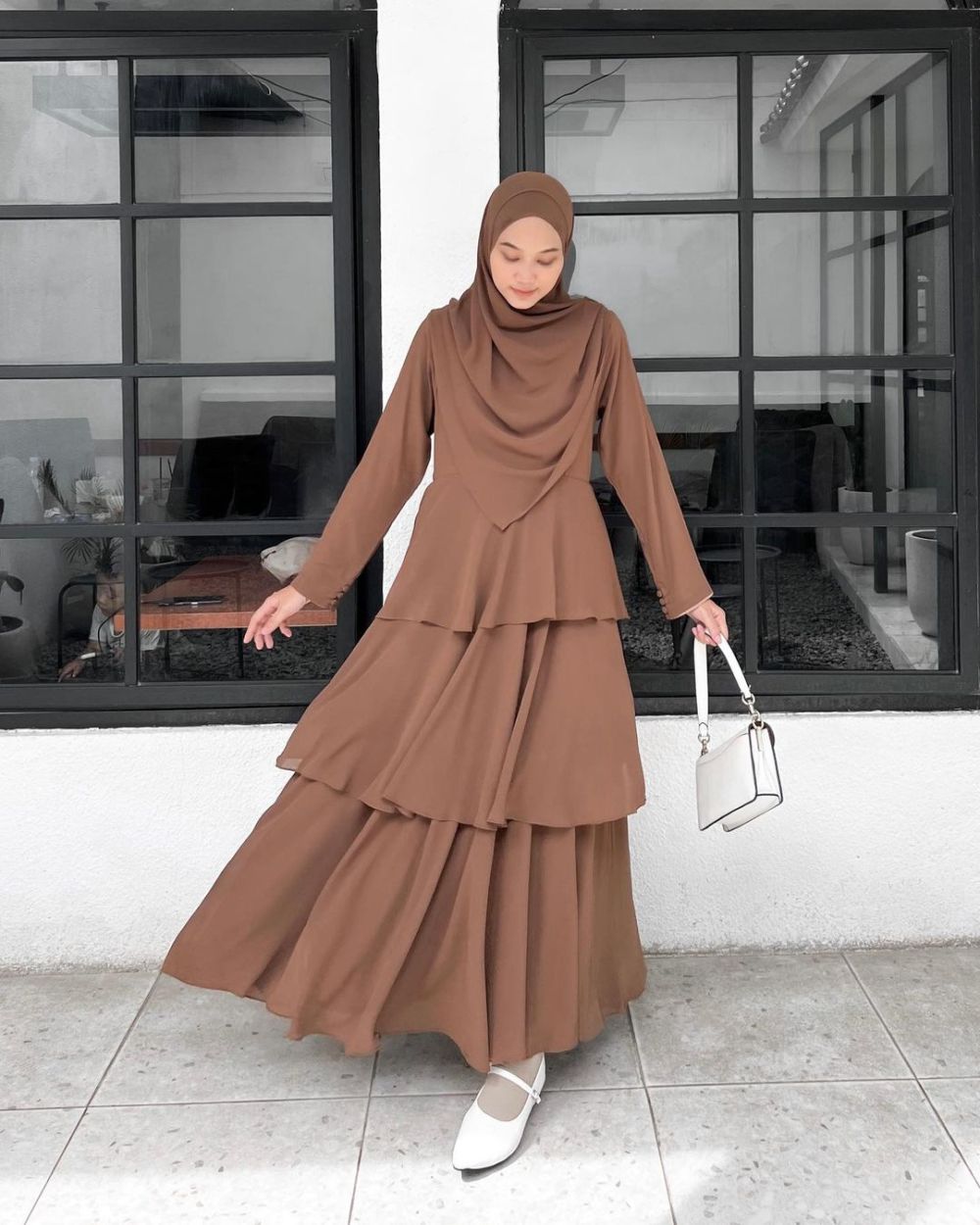 10 Ide Hijab Style Nuansa Cokelat ala Nyimas Juniar, Simple tapi Modis