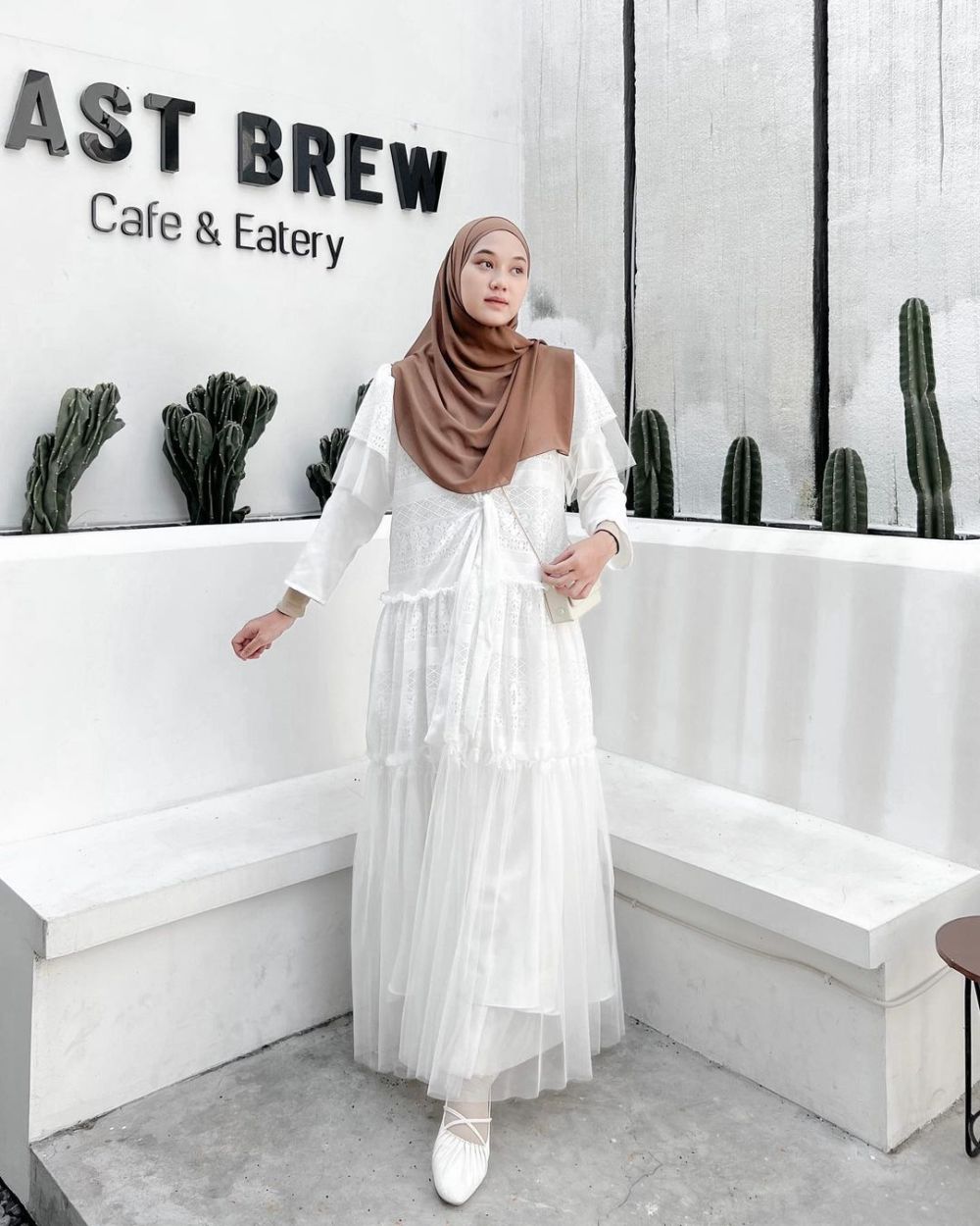 9 Inspirasi Outfit Hijab dengan Dress Putih ala Nyimas Juniar, Anggun!