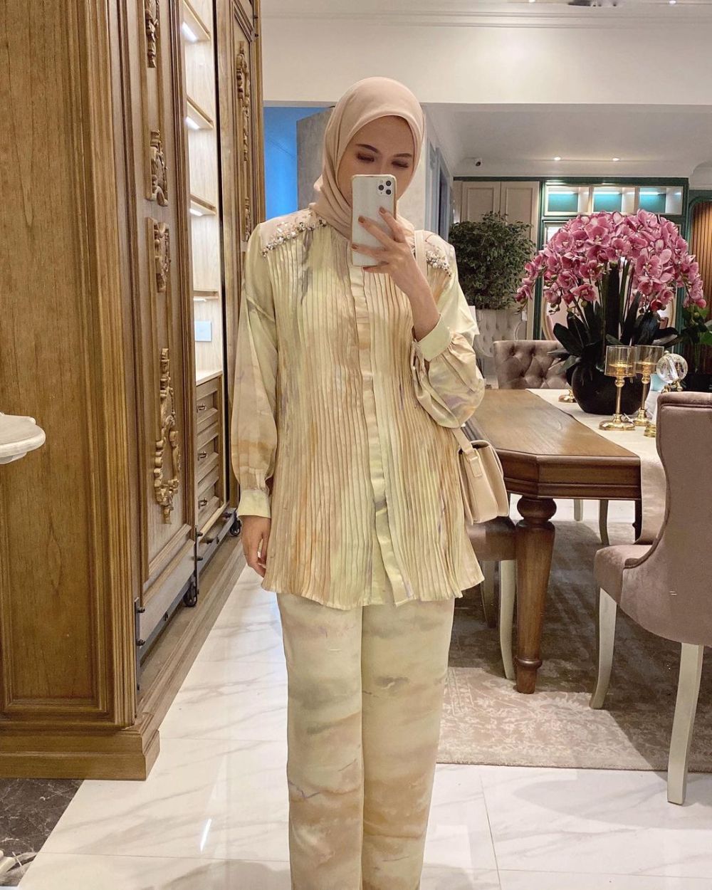 10 Referensi Outfit Hijab Bermotif ala Vita Nurvitasari, Berkelas!