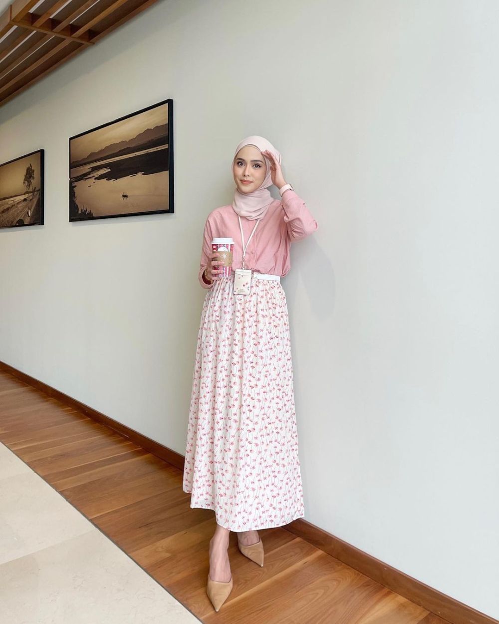 9 Ide Padu Padan Outfit Hijab Pakai Rok ala Thuraya Nur, Stylish!