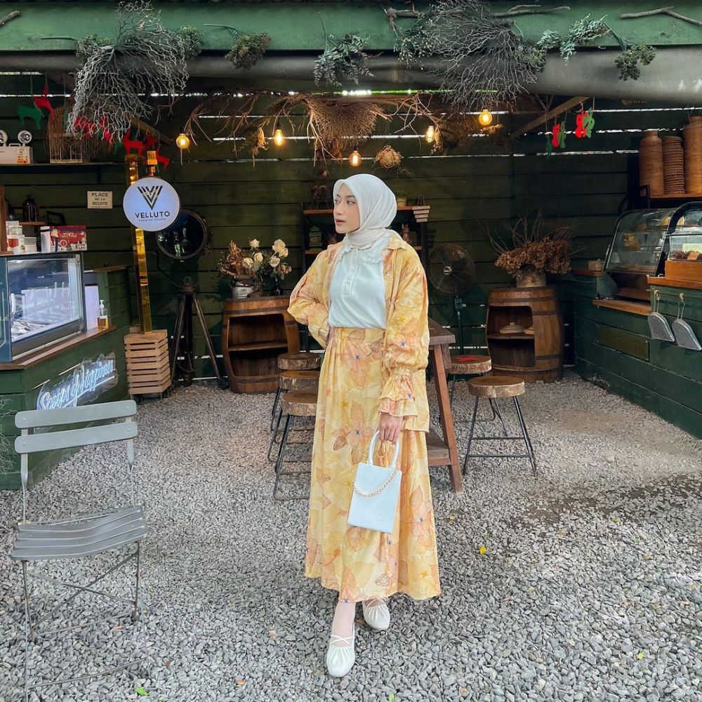 10 Ide Outfit Hijab Pattern buat Hangout ala Selebgram Rafika Rahma