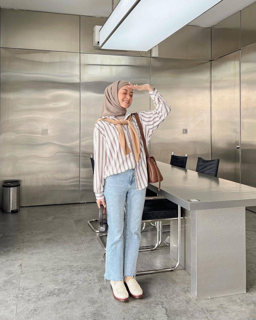 10 Outfit Warna Netral Pergi Ke Kantor Ala Selebgram Hijab