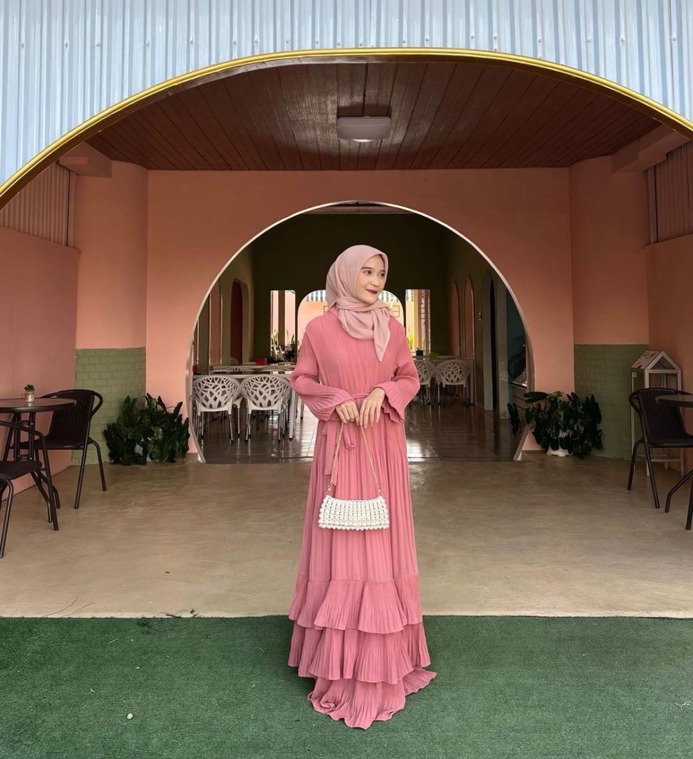 10 Inspirasi OOTD Hijab Dress ala Cut Indah Sundari yang Trendi Abis