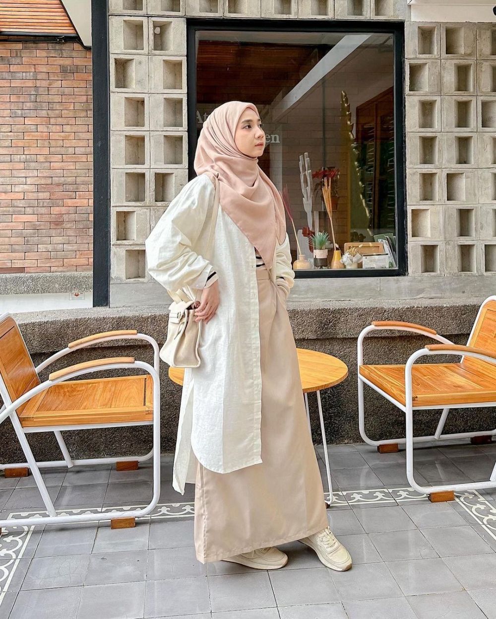 9 Inspirasi OOTD Hijab Nuansa Putih ala Richa Etika Ulhaq, Anggun!