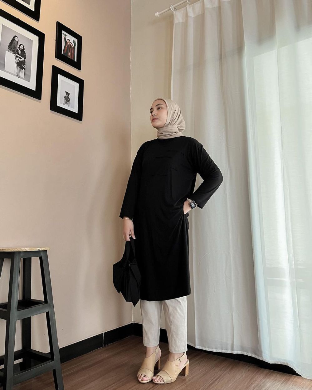 10 Outfit Warna Netral Pergi ke Kantor ala Selebgram Hijab, Manis!