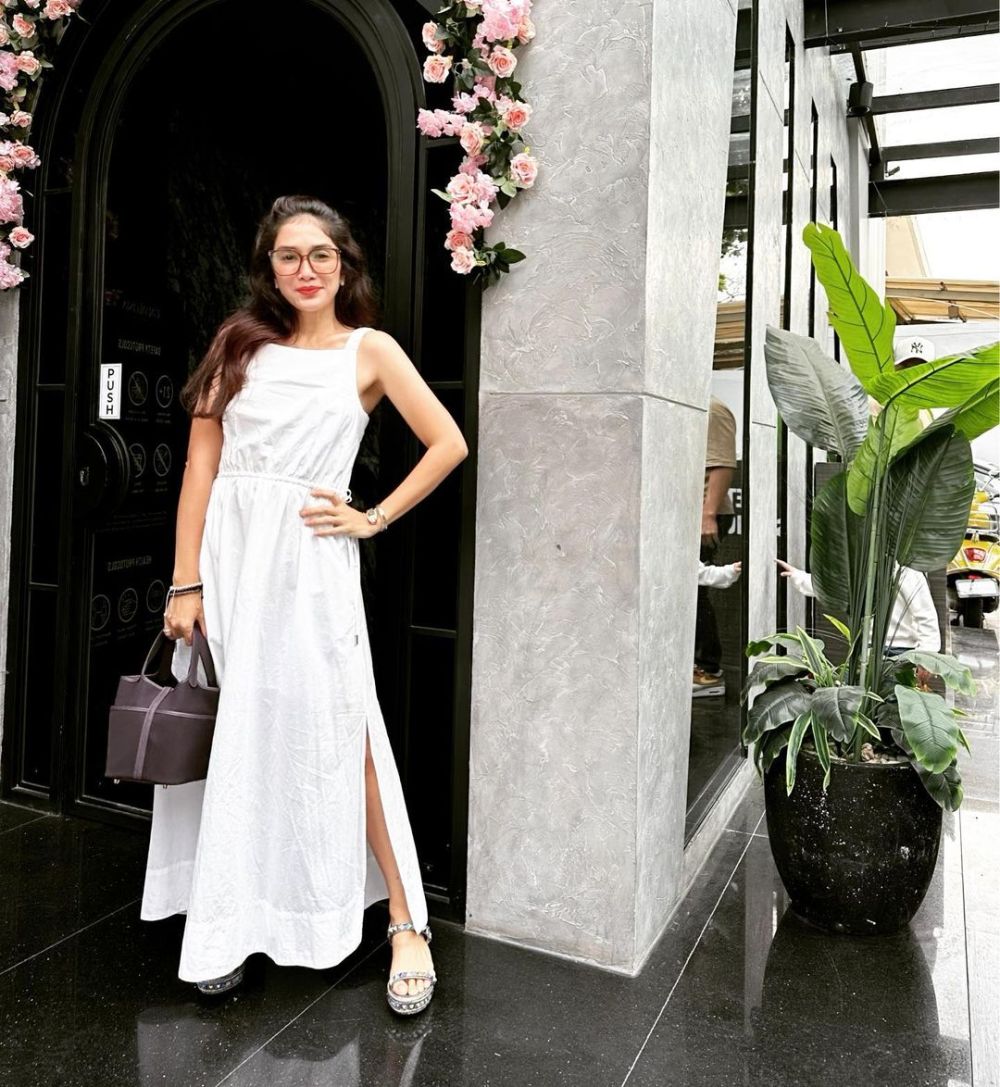 9 Ide Outfit Warna Putih ala Ussy Sulistiawati, Gak Pernah Gagal