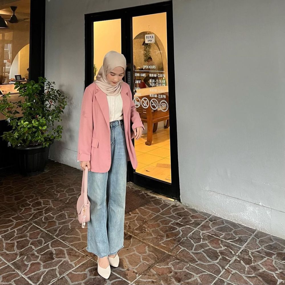 9 Mix and Match OOTD Hijab Nuansa Pink ala Cut Indah Sundari, Anggun!