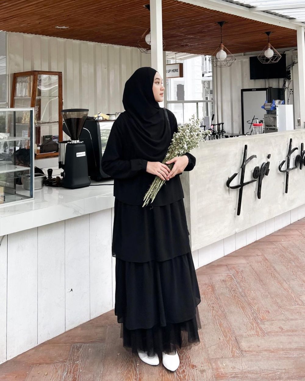 10 Ide OOTD Hijab Dress Nuansa Hitam ala Nyimas Juniar, Gayanya Chic!