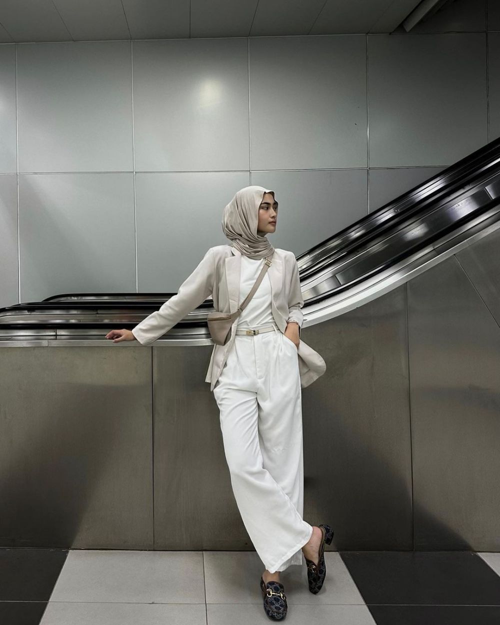10 Outfit Warna Netral Pergi ke Kantor ala Selebgram Hijab, Manis!