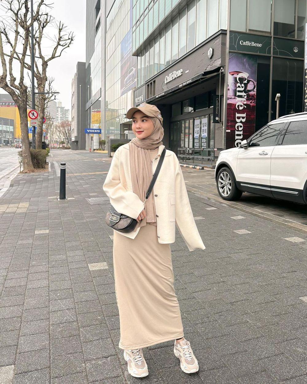 9 Potret Outfit Earth Tone Nabilah Lutfiah saat Liburan ke Korea, Hits