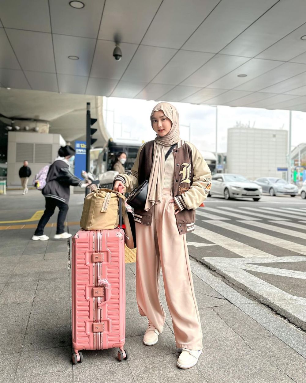 9 Potret Outfit Earth Tone Nabilah Lutfiah saat Liburan ke Korea, Hits