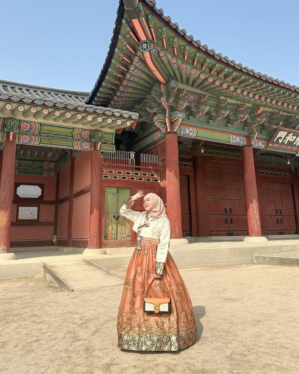 9 Potret Outfit Earth Tone Nabilah Lutfiah saat Liburan ke Korea, Hits