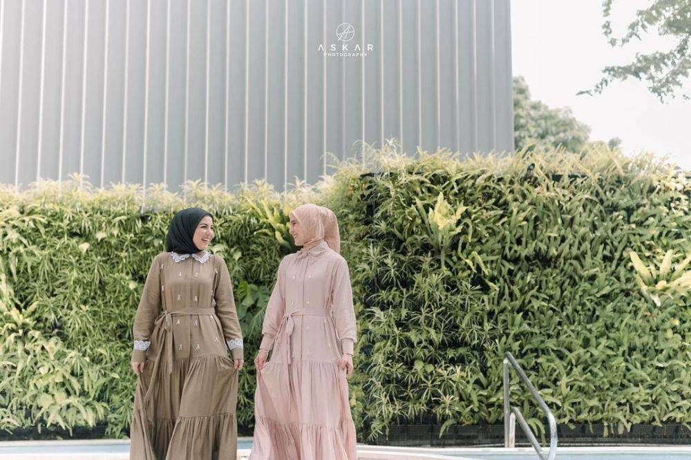 9 Foto Nycta Gina Dan Tya Ariestya Kolaborasi Bisnis Fashion