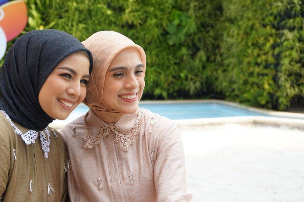 9 Foto Nycta Gina Dan Tya Ariestya Kolaborasi Bisnis Fashion