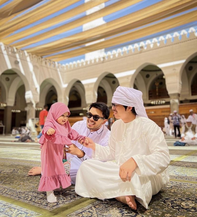 Thariq Halilintar Momong Baby Ameena Saat Umrah