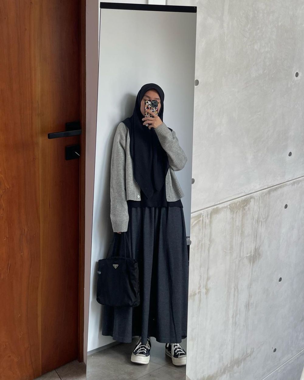 9 Outfit Hijab Serba Hitam ala Renni Andriani, Look Badas Misterius