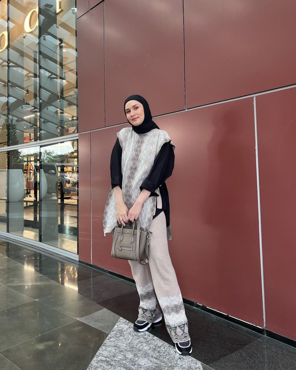 9 Ide Office Look Hijab ala Dwi Handayani yang Simpel Modis dan Kece