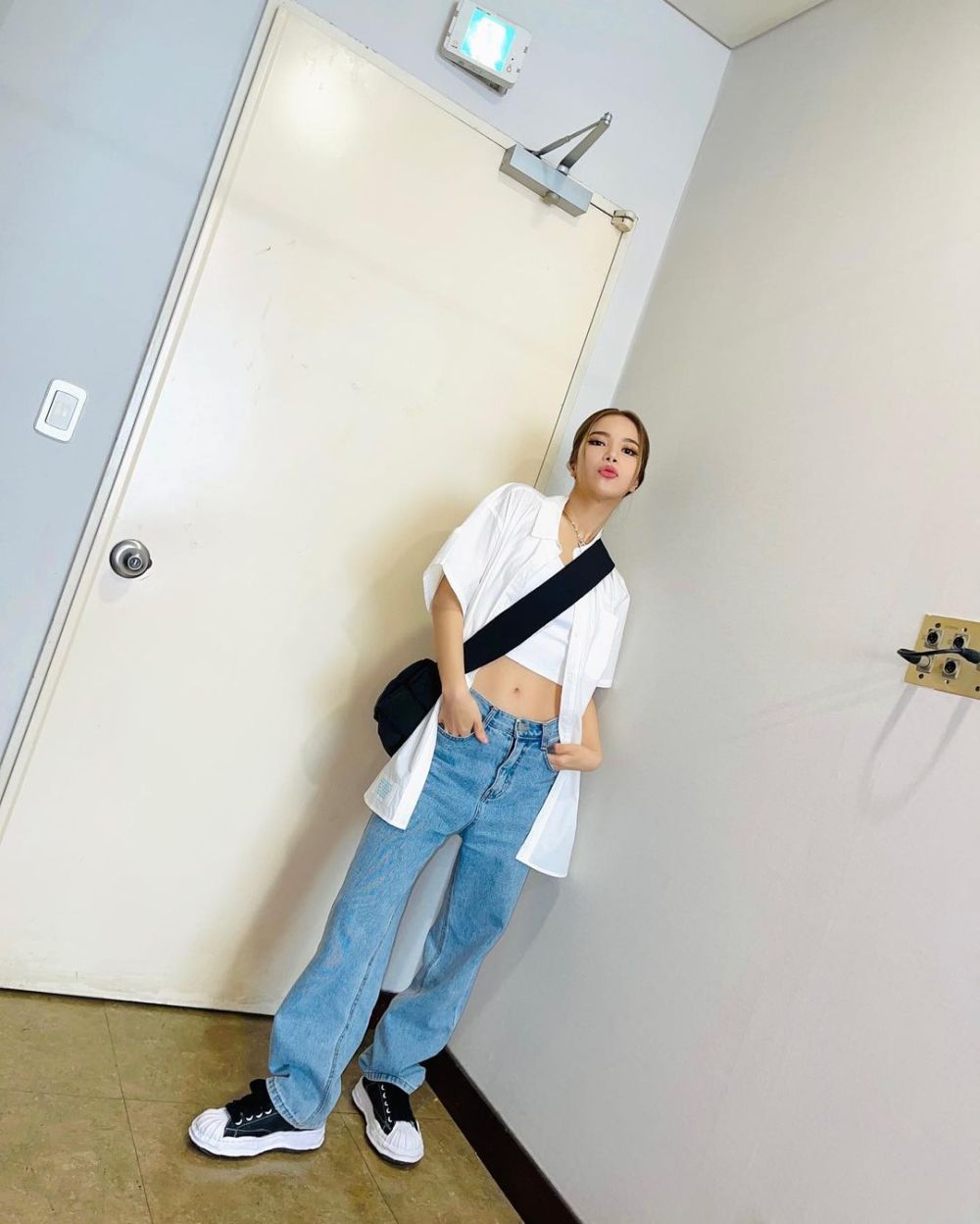 9 Mix and Match Outfit Celana Jeans ala Solar MAMAMOO, Kece Abis!