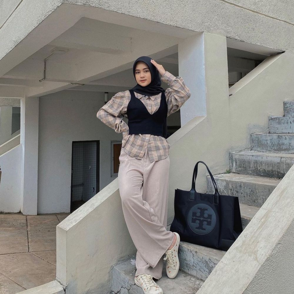 9 OOTD Hangout dengan Celana Kulot ala Alifhia Fitri, Stylish!