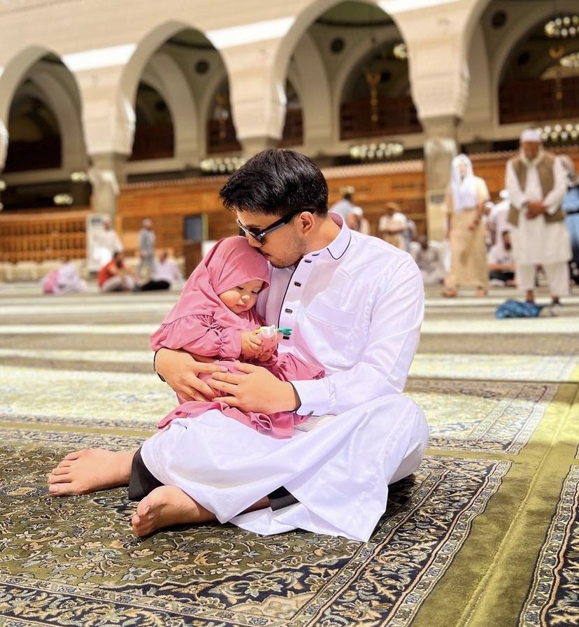 Thariq Halilintar Momong Baby Ameena Saat Umrah