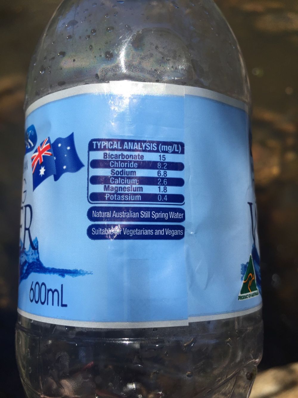 10 Potret Unik Botol Minuman Air Mineral, Konsepnya Beda, nih!