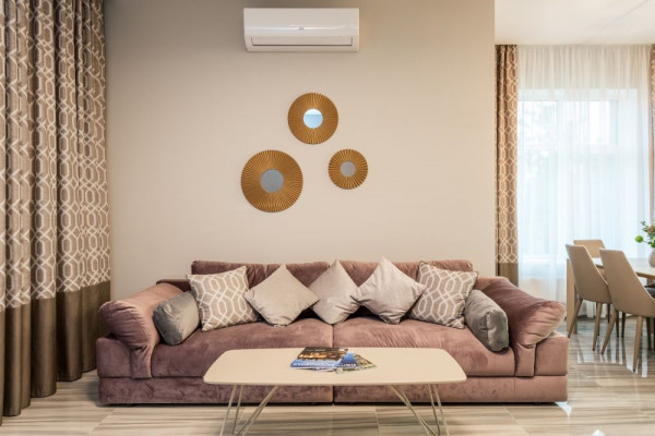 9 Inspirasi Sofa Velvet di Ruang Tamu, Bikin Tampak Mewah