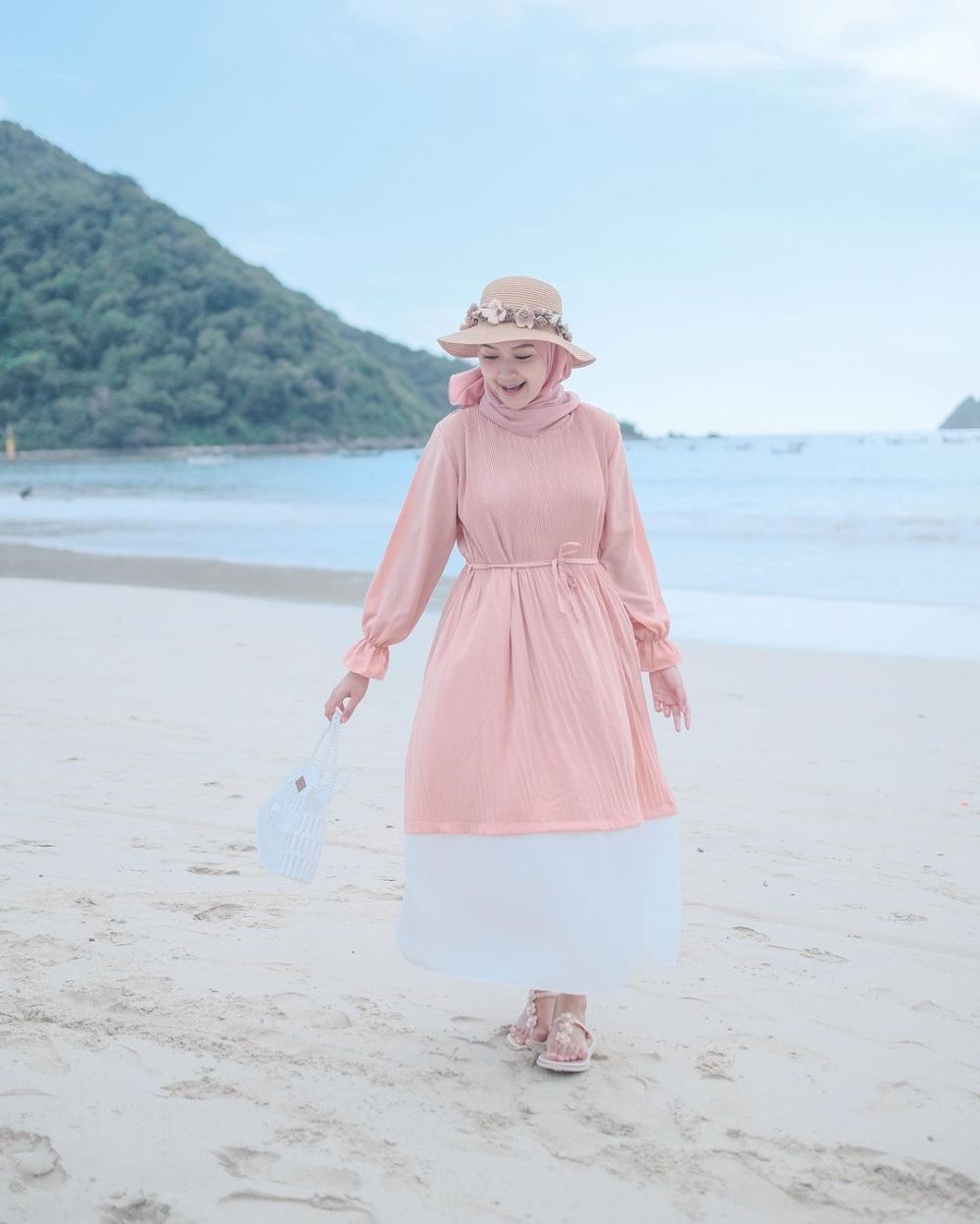 10 OOTD Hijab ke Pantai Nuansa Pastel ala Sari Endah Pratiwi, Stunning