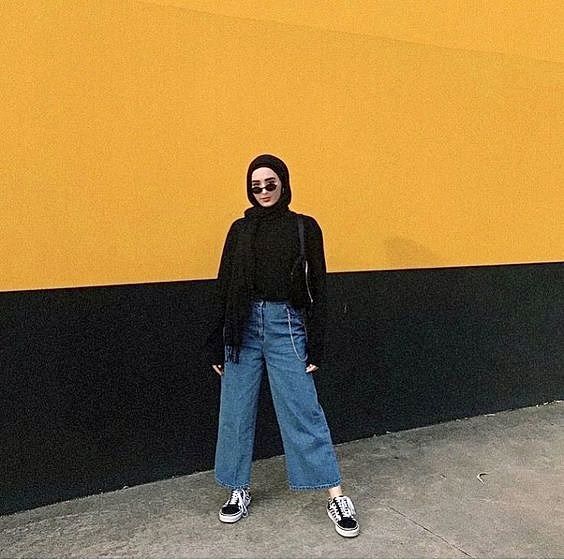 9 Ide Outfit Hijabers Pakai Kulot Jeans, Tampil Stylish saat Bukber!