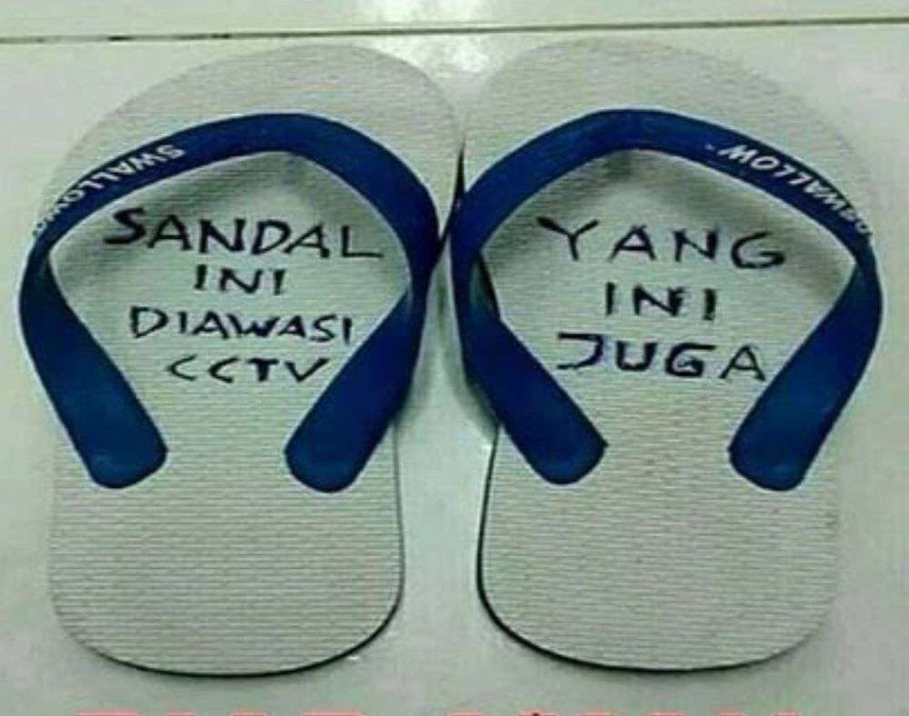 10 Potret Sandal Yang Gak Akan Hilang Dibawa Tarawih